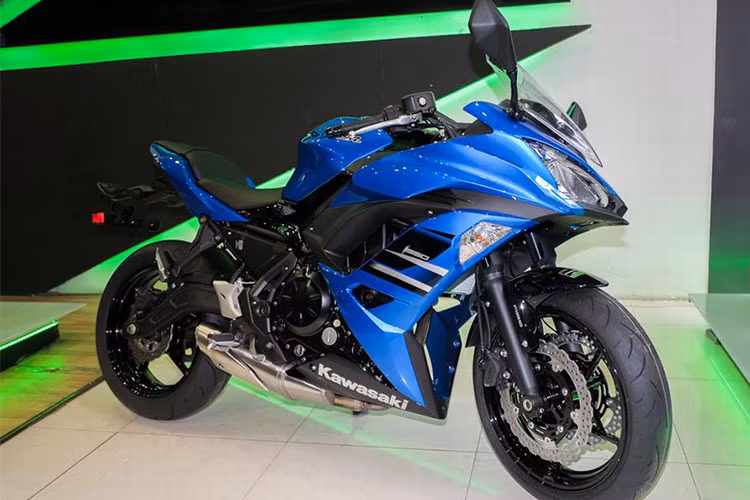 Sau 3 tháng ra mắt thị trường Thế giới. Mới đây, hãng xe máy Nhật Bản - Kawasaki tại Việt Nam đã chính thức cho ra mắt thị trường mẫu xe môtô Kawasaki Ninja 650 2018 mới, trên phiên bản mới này, xe được cập nhật thêm tông màu xám-đen và xanh nước biển đầy cá tính.