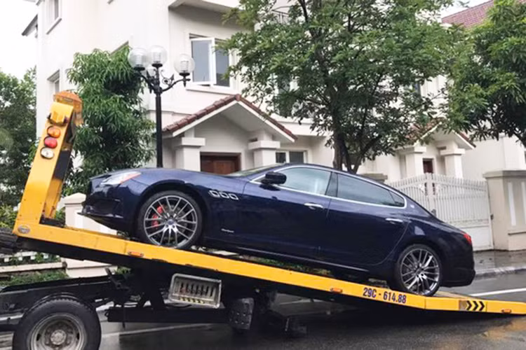 Vào cuối tháng 6/2017 vừa qua, chiếc xe sang Maserati Quattroporte GranSport GTS 2017 chính hãng đã được đưa về Việt Nam và nhanh chóng gây sự chú ý của giới chơi xe cả nước. Đến nay, chiếc sedan mạnh mẽ đã được bàn giao cho chủ nhân là một đại gia sinh sống tại Hà Nội.
