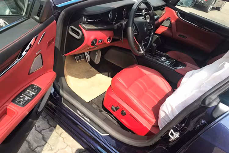 Mẫu xe mới về Việt Nam này còn được trang bị thêm nhiều tính năng và công nghệ mới nhằm phù hợp hơn với nhu cầu ngày càng khắt khe của khách hàng. Màn hình thông tin giải trí cảm ứng 8 inch được tích hợp thêm Apple CarPlay và Android Auto, nhằm giúp các chủ nhân có thể kết nối với điện thoại smartphone một cách nhanh chóng.