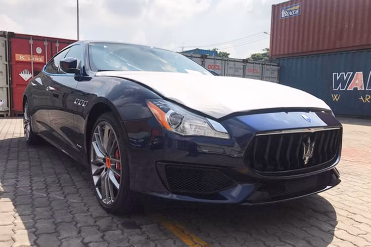 Cũng chính vì thế mà sự có mặt của phiên bản Quattroporte GranSport GTS 2017 mới với thiết kế đầy sang chảnh này đã khiến nhiều tín đồ chơi xe thích thú hơn. So với 2 bản còn lại, GranSport GTS 2017 được trang bị động cơ mạnh mẽ hơn và đi kèm nhiều trang bị hấp dẫn.