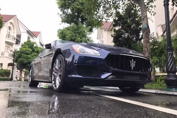 Mẫu xe Maserati Quattroporte 2017 ra mắt khách hàng trên thế giới vào cuối tháng 6/2016 với điểm ấn tượng là có thêm hai bản GranLusso và GranSport. Trong đó, tại thị trường Việt Nam đã xuất hiện và được phân phối chính hãng bản tiêu chuẩn cùng SQ4 của Maserati Quattroporte 2017. Như vậy đây là chiếc Quattroporte GranSport GTS độc nhất Việt Nam.