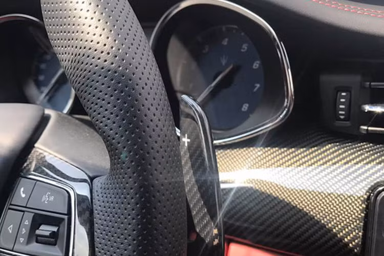 Ngoài ra, trên chiếc xe hạng sang Maserati Quattroporte GranSport GTS 2017 này còn có lẫy chuyển số trên vô lăng được ốp carbon đẹp mắt. Mẫu sedan hạng sang mạnh mẽ còn được hãng xe Ý trang bị 5 chế độ lái bao gồm Auto Normal, Sport Auto, Manual Normal, Sport và Manual ICE.