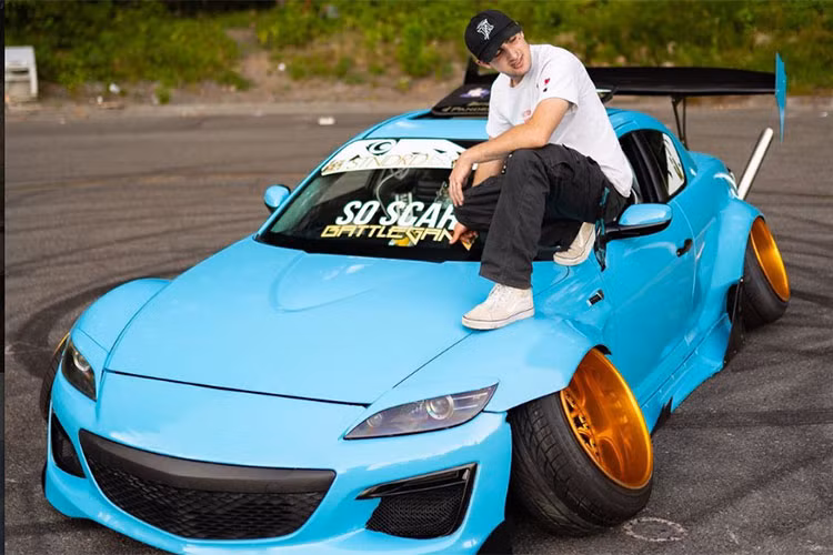 Dù bị chỉ trích nhưng Luke dường như không quan tâm đến phản ứng của cư dân mạng với chiếc Mazda RX-8 độ nghiêng bánh của mình. Thậm chí, anh còn thêm dòng miêu tả "Tôi độ xe để khiến bạn thấy bị tổn thương" trên tài khoản Instagram của mình.