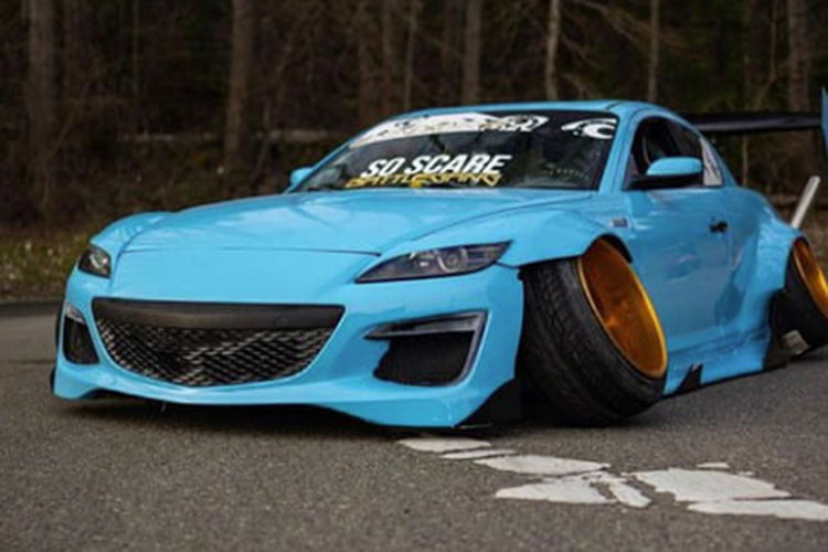 Luke cho rằng chiếc Mazda RX-8 của mình đã bị ai đó cố tình phóng hỏa và đốt cháy trong đêm. "Tôi hiểu là nhiều người ngoài kia ghét tôi, ghét xe của tôi và công việc của tôi. Nhưng có những giới hạn không nên vượt qua", Luke viết khi đăng hình ảnh chiếc Mazda RX-8 bị cháy lên mạng xã hội.