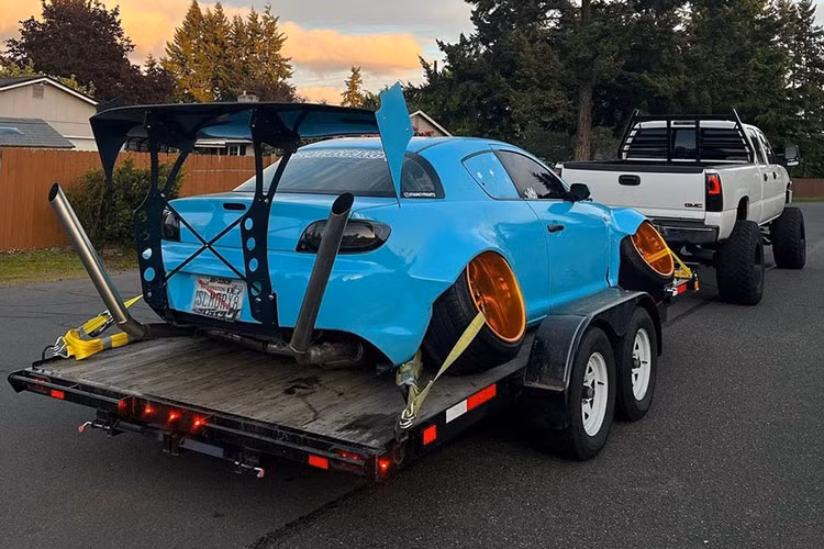 Chiếc Mazda RX-8 độ kịch độc này trở nên nổi tiếng sau khi Luke đăng video quay cảnh xe bị mắc kẹt và hư hỏng khi lên rơ-moóc vì gầm quá thấp. Đoạn video này đã thu hút nhiều bình luận tiêu cực của người dùng mạng xã hội Instagram.