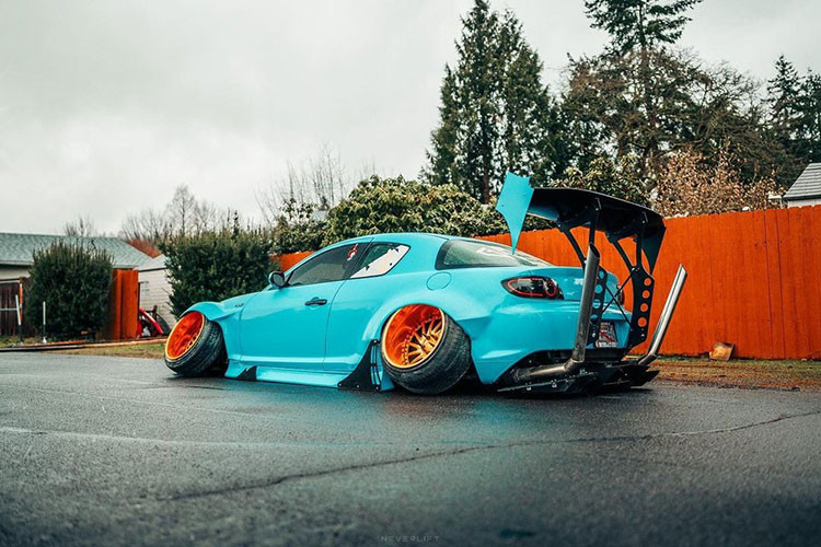 Vụ cháy này xảy ra vào lúc rạng sáng ở bên ngoài ngôi nhà của chủ xe. Theo chia sẻ của Luke trên Instagram, nhiều người hàng xóm đã nghe thấy tiếng nổ lúc nửa đêm. Sau đó, mảnh vỡ của chiếc Mazda RX-8 văng khắp nơi, vào cả sân vườn của những ngôi nhà xung quanh.