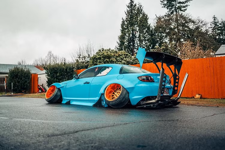 Vụ cháy này xảy ra vào lúc rạng sáng ở bên ngoài ngôi nhà của chủ xe. Theo chia sẻ của Luke trên Instagram, nhiều người hàng xóm đã nghe thấy tiếng nổ lúc nửa đêm. Sau đó, mảnh vỡ của chiếc Mazda RX-8 văng khắp nơi, vào cả sân vườn của những ngôi nhà xung quanh.