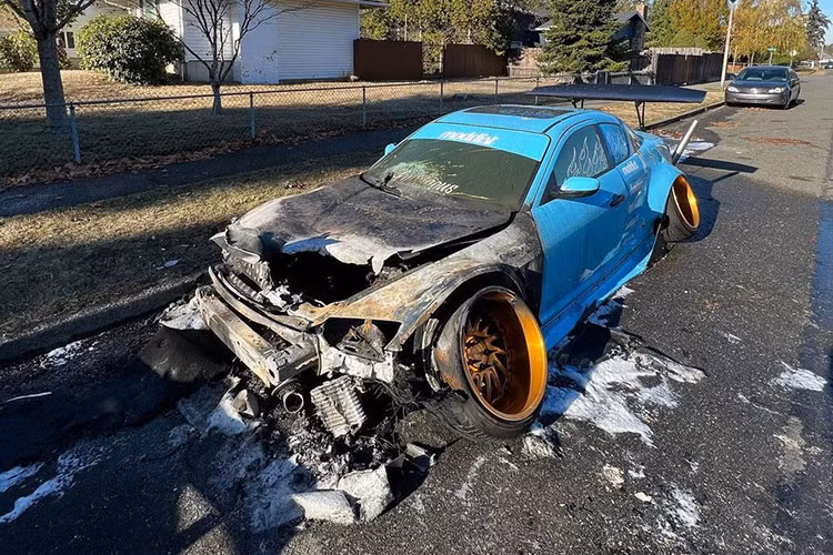 Mới đây, một người đàn ông có tên Luke đã đăng hình ảnh chiếc ôtô mang thương hiệu Mazda RX-8 bị cháy trơ khung của mình lên mạng xã hội Instagram. Hình ảnh này lập tức gây xôn xao vì đây được coi là chiếc Mazda RX-8 bị ghét nhất thế giới.