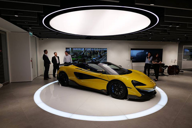Với siêu xe mui trần McLaren 600LT Spider, giới nhà giàu tại Hồng Kông chỉ được phép mua khoảng 10 chiếc, thấp hơn con số 24 chiếc của McLaren 600LT Coupe vào năm ngoái. Giá bán McLaren 600LT Spider tại Hồng Kông là 4.097.100 đô la Hồng Kông, tương đương 12,1 tỷ đồng.