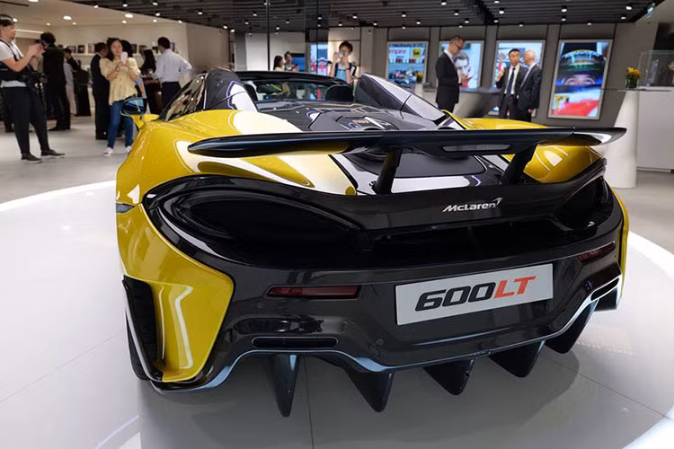 So với McLaren 600LT Coupe, phiên bản mui trần McLaren 600LT Spider chỉ có sự khác biệt cơ bản ở kết cấu mui xe. Theo đó, mui xe của McLaren 600LT Spider sẽ là loại mui xếp cứng có thể dễ dàng đóng hoặc mở chỉ trong thời gian dao động 14 đến 16 giây.