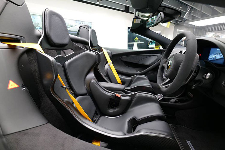 Siêu xe mui trần McLaren 600LT Spider vẫn được trang bị động cơ xăng V8, tăng áp kép, dung tích 3.8 lít, sản sinh công suất tối đa 592 mã lực và mô-men xoắn cực đại 620 Nm. Động cơ kết hợp với hộp số Seamless Shift 7 cấp. Các thông số này không thay đổi so với McLaren 600LT Coupe.