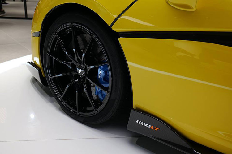 Ngay cả khi xe đang chạy, hệ thống mui xếp cứng này có thể vận hành hoàn hảo. Tuy nhiên, hãng siêu xe Anh quốc khuyên các chủ nhân của McLaren 600LT Spider nên thực hiện việc mở hoặc đóng mui khi xe chạy dưới vận tốc 40 km/h. Tốc độ này vừa đủ để chiếc mui hoạt động tốt. 