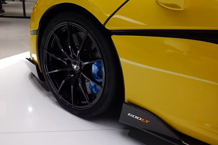 Ngay cả khi xe đang chạy, hệ thống mui xếp cứng này có thể vận hành hoàn hảo. Tuy nhiên, hãng siêu xe Anh quốc khuyên các chủ nhân của McLaren 600LT Spider nên thực hiện việc mở hoặc đóng mui khi xe chạy dưới vận tốc 40 km/h. Tốc độ này vừa đủ để chiếc mui hoạt động tốt. 