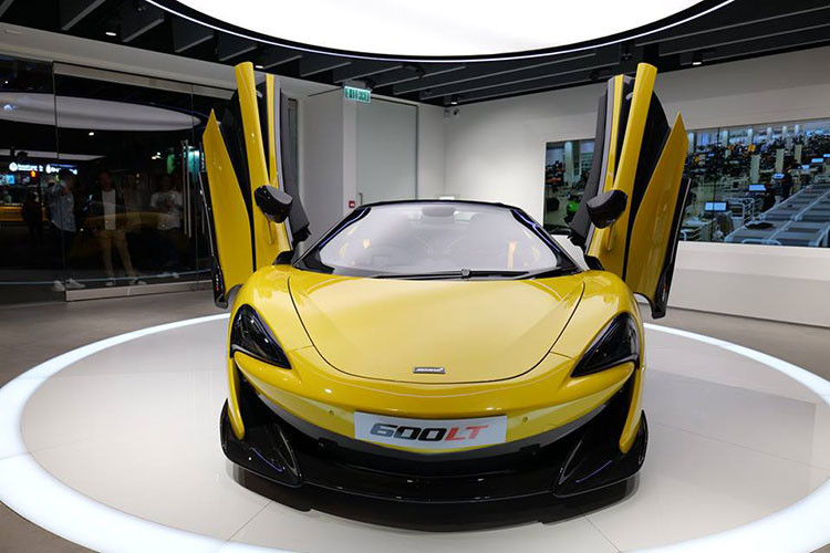 Siêu xe mui trần McLaren 600LT Spider đầu tiên ra mắt giới nhà giàu tại Hồng Kông khoác bộ áo vàng Sicilian Yellow rất nổi bật đi kèm nhiều chi tiết bằng sợi carbon bóng. Bộ mâm đa chấu kép kết hợp cùm phanh xanh dương cũng là điểm nhấn ở ngoại hình siêu xe mui trần này.