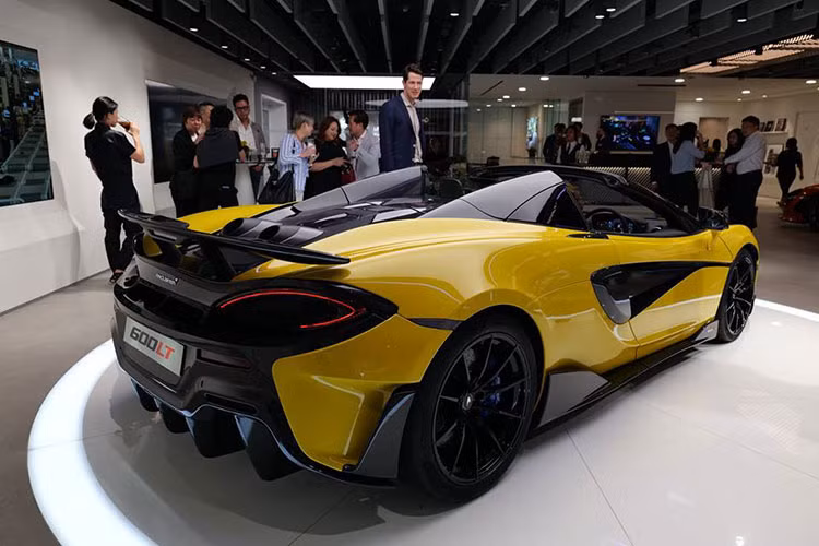 Khi đóng chiếc mui xếp cứng lại, siêu xe McLaren 600LT Spider có thể đạt vận tốc tối đa 324 km/h, không thua kém gì McLaren 600LT Coupe. Nhưng nếu biến thành 1 chiếc siêu xe mui trần, McLaren 600LT Spider chỉ có thể đạt tốc độ cao nhất là 315 km/h.