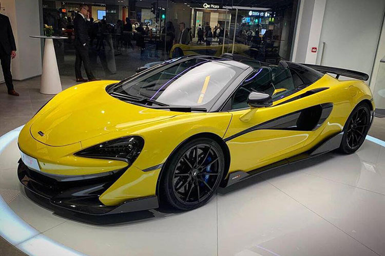 Buổi giới thiệu siêu xe mui trần McLaren 600LT Spider tại Hương Cảng diễn ra vào tối ngày 25/4/2019 ở đại lý McLaren Hồng Kông toạ lạc tại toà nhà Hopewell Center. Theo chia sẻ của đại diện McLaren Hồng Kông, chỉ có 10 chiếc siêu xe McLaren 600LT Spider dành cho giới nhà giàu Hương Cảng và ít nhất 3 chiếc đã được đặt hàng.