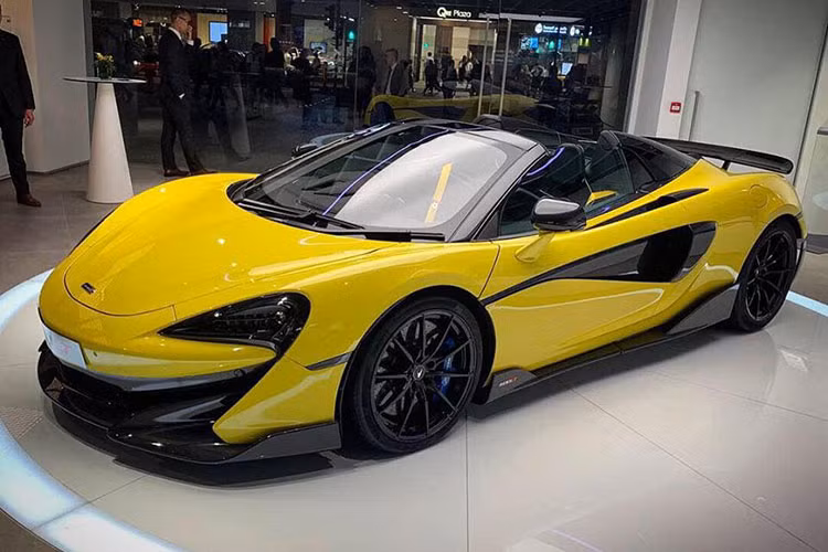 Buổi giới thiệu siêu xe mui trần McLaren 600LT Spider tại Hương Cảng diễn ra vào tối ngày 25/4/2019 ở đại lý McLaren Hồng Kông toạ lạc tại toà nhà Hopewell Center. Theo chia sẻ của đại diện McLaren Hồng Kông, chỉ có 10 chiếc siêu xe McLaren 600LT Spider dành cho giới nhà giàu Hương Cảng và ít nhất 3 chiếc đã được đặt hàng.