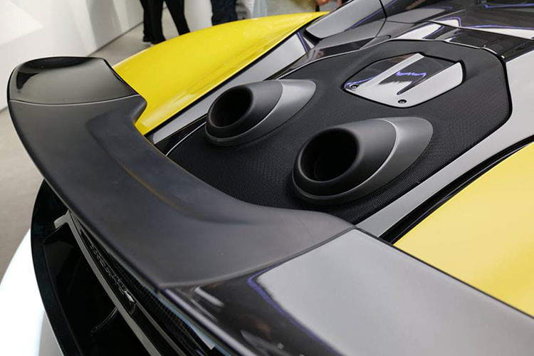 Tuy nhiên, McLaren 600LT Spider chỉ có thể tăng tốc từ vị trí xuất phát lên 200 km/h trong thời gian 8,4 giây, chậm hơn 0,2 giây so với McLaren 600LT Coupe. Riêng thời gian đua nước rút từ 0-100 km/h của 2 phiên bản McLaren 600LT này vẫn là 2,9 giây.