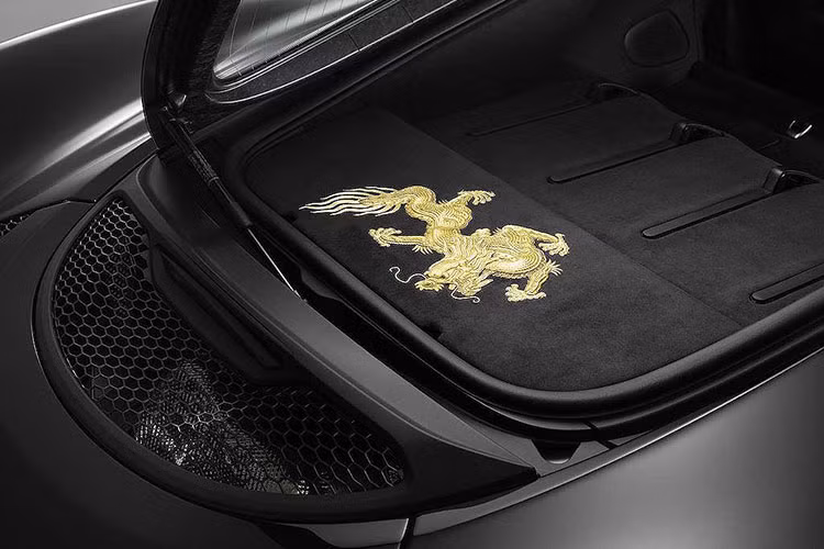 Vốn đã là một mẫu siêu xe hướng tới sự sang trọng trong dòng sản phẩm của McLaren, tuy nhiên 570GT Cabbeen còn có nội thất ấn tượng hơn nữa khi được bọc kết hợp giữa da và vải nhung nhân tạo Alcantara. Một lần nữa, hình ảnh rồng lại được được thêu lên bảng điều khiển trung tâm của chiếc xe bằng chỉ vàng, thực hiện bởi nghệ nhân Kang Huifang, người Trung Quốc.