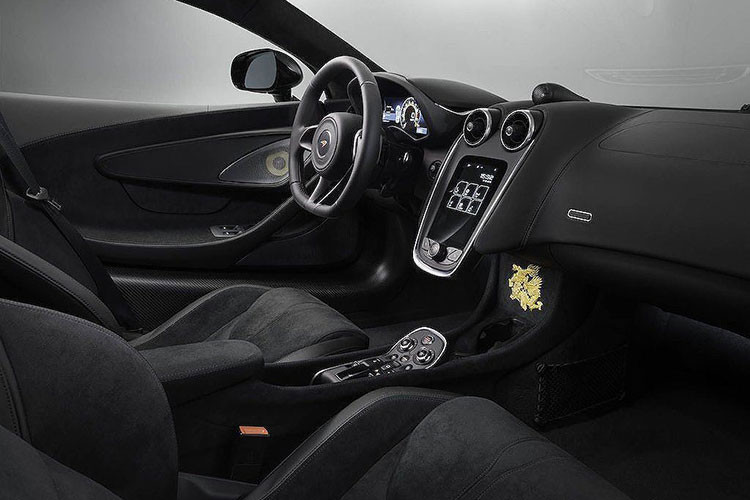 Siêu xe McLaren 570GT Cabbeen lộc phát này là sự hợp tác giữa bộ phận cá nhân hóa MSO của McLaren và một nhà thiết kế thời trang người Trung Quốc có tên Mr.Cabbeen.