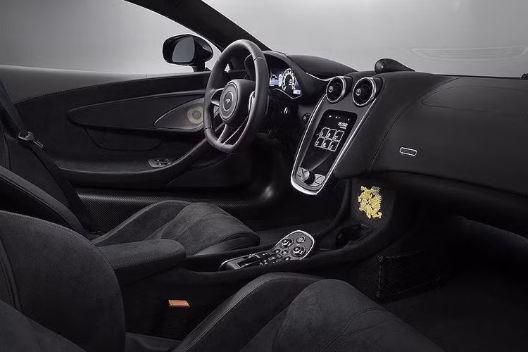 Siêu xe McLaren 570GT Cabbeen lộc phát này là sự hợp tác giữa bộ phận cá nhân hóa MSO của McLaren và một nhà thiết kế thời trang người Trung Quốc có tên Mr.Cabbeen.