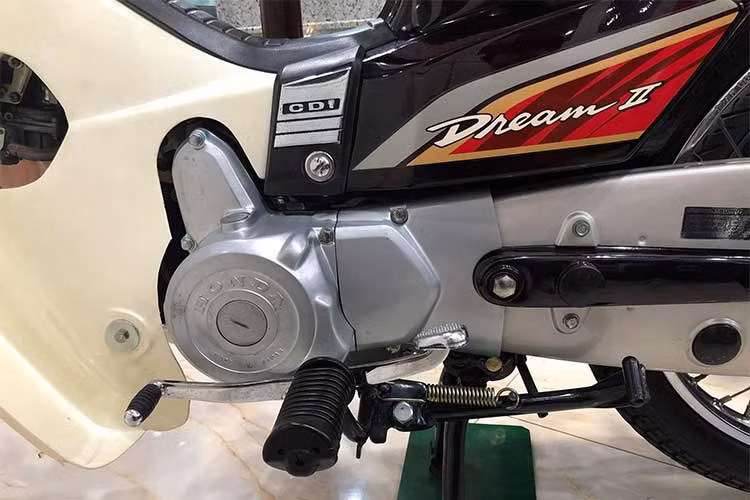 Khối động cơ 1 xi-lanh, 4 kỳ SOHC của Honda Dream II có kết cấu đơn giản, dễ sửa chữa và cực kỳ bền bỉ, với dung tích thực 97 cc, đạt công suất tối đa 8 mã lực và mô-men xoắn cực đại 8,1 Nm. Xe được trang bị hộp số vòng 4 cấp.