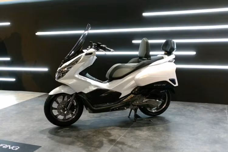 Tại triển lãm xe máy diễn ra tại Malaysia vào tuần vừa qua, hãng xe Nhật Bản ngoài việc ra mắt mẫu xe ga Honda PCX 150 2018 mới còn trưng bày phiên bản đầy cá tính của mẫu xe này là PCX150 Touring concept mới.