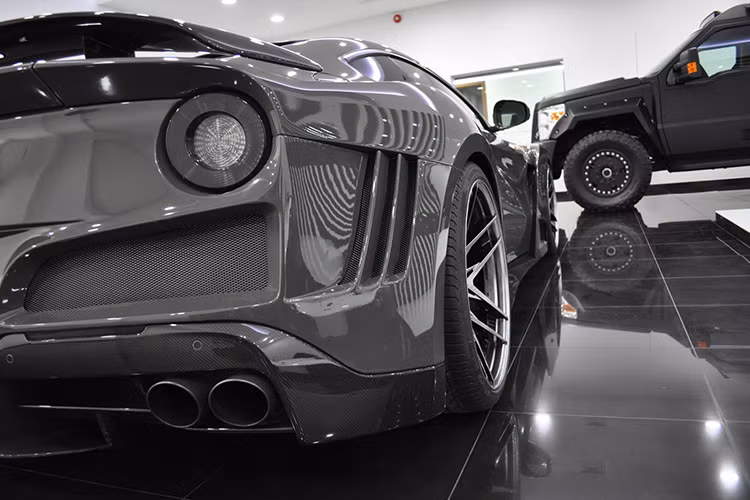 Bên cnahj đó, các khe hút gió và tản nhiệt trước được thiết kế lại hoàn toàn với kích thước lớn và các chi tiết trang trí bằng sợi carbon, các khe gió sau ôm vào thân xe hòa cùng đường nét gân guốc tạo nên dáng vẻ bề thế cho chiếc xe. Ferrari F12 N-Largo S sử dụng công nghệ đèn pha LED dạng bi cầu hội tụ đi kèm cụm đèn hậu LED siêu sáng.