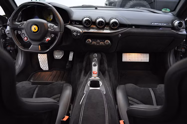 Novitec Rosso không tiết lộ các chi tiết nội thất của Ferrari F12 N-Largo S do phần này phụ thuộc đơn đặt hàng của từng khách hàng. Tuy nhiên chắc chắn nó sẽ mang nhiều chi tiết cũng như sử dụng các chất liệu dành cho những mẫu siêu xe phiên bản đua mà Novitec Rosso từng độ.