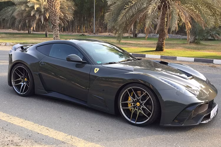 Siêu xe Ferrari F12 N-Largo S được Novitec Rosso khoác bộ áo làm từ sợi carbon với lớp sơn ngoại thất màu xám khiến chiếc xe trông hết sức bí ẩn và đe dọa. Phần khung gầm xe được nhà độ chỉnh sửa, ở phía trước rộng hơn 7cm và phía sau rộng hơn 11cm.