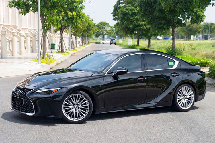 Trình làng thị trường Việt vào năm 2021, Lexus IS hạng sang nhanh chóng thu hút sự chú ý nhờ thiết kế trẻ trung, thể thao hơn so với các mẫu xe cùng thương hiệu. Tuy nhiên, mẫu sedan hạng sang này lại gặp nhiều khó khăn trong việc chinh phục khách hàng do giá bán cao và nội thất chưa thực sự hấp dẫn.
