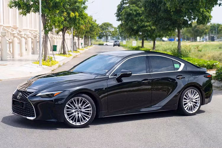 Trình làng thị trường Việt vào năm 2021, Lexus IS hạng sang nhanh chóng thu hút sự chú ý nhờ thiết kế trẻ trung, thể thao hơn so với các mẫu xe cùng thương hiệu. Tuy nhiên, mẫu sedan hạng sang này lại gặp nhiều khó khăn trong việc chinh phục khách hàng do giá bán cao và nội thất chưa thực sự hấp dẫn.