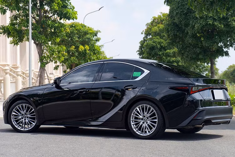 Trong bối cảnh người tiêu dùng Việt ngày càng ưa chuộng các dòng xe gầm cao, mẫu xe sedan Lexus IS dần thất thế. Đến giữa năm 2024, mẫu xe này chính thức bị "khai tử" khỏi danh mục sản phẩm của Lexus chính hãng tại Việt Nam.