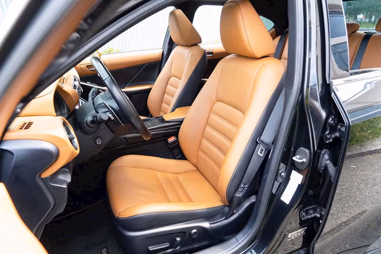 Tuy nhiên, xe Lexus IS 300 2021 vẫn sở hữu các tính năng như hỗ trợ vào cua chủ động, kiểm soát lực bám đường, cảnh báo điểm mù, cảnh báo phương tiện cắt ngang khi lùi cùng hệ thống 8 túi khí.