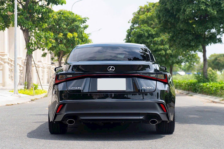 Với việc Lexus IS đã ngừng phân phối chính hãng tại Việt Nam, những khách hàng quan tâm đến mẫu sedan này cần cân nhắc kỹ về tính sẵn có cũng như chi phí thay thế phụ tùng trong quá trình sử dụng.