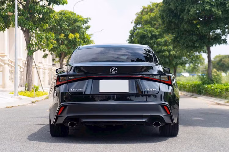Với việc Lexus IS đã ngừng phân phối chính hãng tại Việt Nam, những khách hàng quan tâm đến mẫu sedan này cần cân nhắc kỹ về tính sẵn có cũng như chi phí thay thế phụ tùng trong quá trình sử dụng.