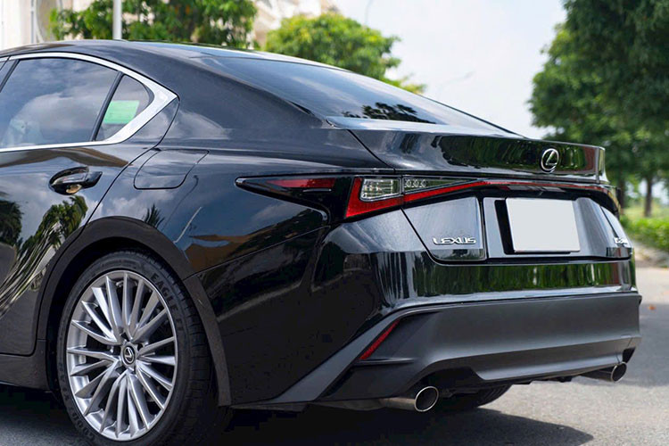 Về thiết kế, Lexus IS 2021 tại Việt Nam sở hữu diện mạo trẻ trung, năng động, khác biệt so với phong cách sang trọng, lịch thiệp vốn có của Lexus trong phân khúc cao hơn. Dù vậy, điều này cũng khiến IS khó chinh phục tệp khách hàng truyền thống của thương hiệu.