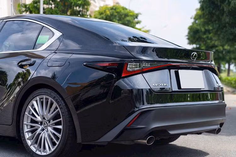 Về thiết kế, Lexus IS 2021 tại Việt Nam sở hữu diện mạo trẻ trung, năng động, khác biệt so với phong cách sang trọng, lịch thiệp vốn có của Lexus trong phân khúc cao hơn. Dù vậy, điều này cũng khiến IS khó chinh phục tệp khách hàng truyền thống của thương hiệu.