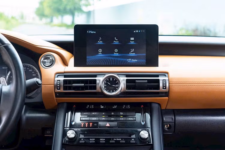 Bù lại, xe vẫn trang bị các tiện nghi đáng chú ý như ghế lái chỉnh điện có sưởi và làm mát, điều hòa tự động hai vùng và cửa sổ trời. Về an toàn, Lexus IS 300 Luxury 2021 không được trang bị hệ thống an toàn chủ động cao cấp, và thậm chí còn thiếu cảm biến trước.