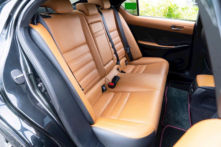 Điểm mạnh lớn nhất của Lexus IS 300 Luxury đến từ khả năng vận hành. Xe sử dụng động cơ xăng 4 xi-lanh 2.0L, cung cấp công suất 241 mã lực và mô-men xoắn 350 Nm, kết hợp với hộp số tự động 8 cấp và hệ dẫn động cầu sau. Ngoài ra, mẫu xe này còn có hệ thống treo thích ứng. 