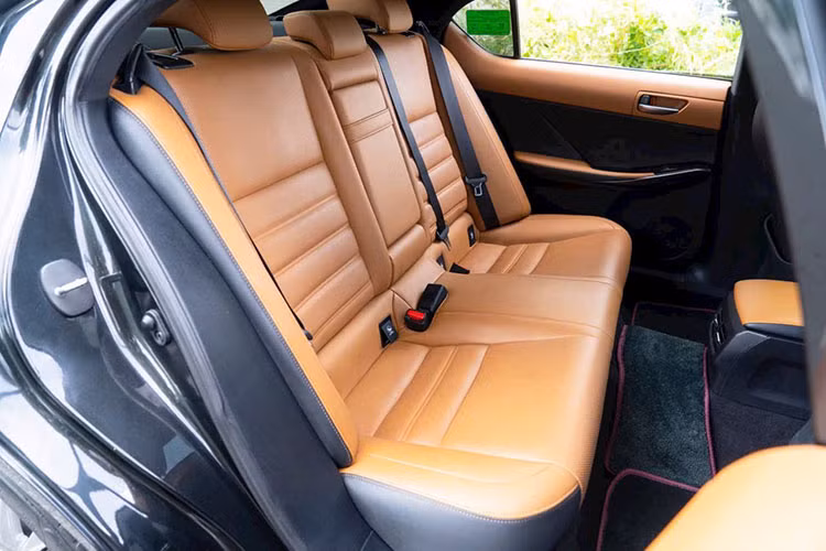 Điểm mạnh lớn nhất của Lexus IS 300 Luxury đến từ khả năng vận hành. Xe sử dụng động cơ xăng 4 xi-lanh 2.0L, cung cấp công suất 241 mã lực và mô-men xoắn 350 Nm, kết hợp với hộp số tự động 8 cấp và hệ dẫn động cầu sau. Ngoài ra, mẫu xe này còn có hệ thống treo thích ứng. 