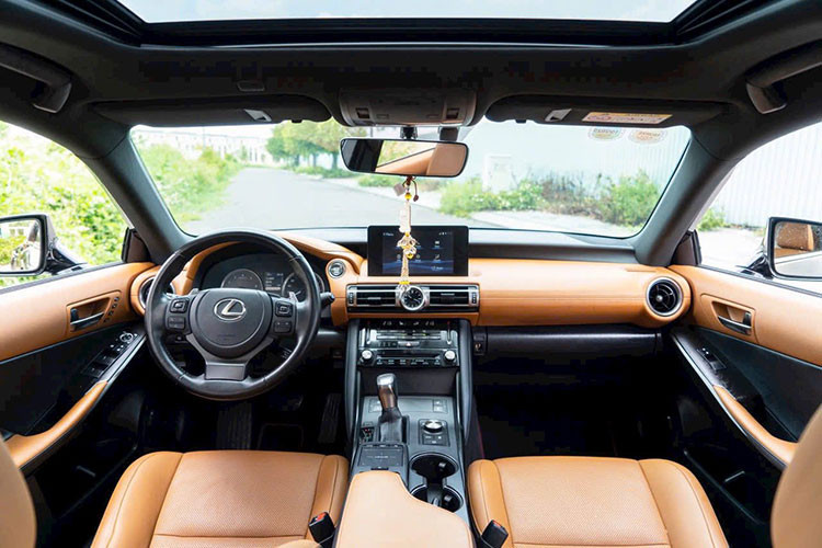 Nội thất của IS 300 Luxury được đánh giá chưa thực sự nổi bật so với các "đàn anh". Các chi tiết như vô-lăng bọc da thông thường, cụm đồng hồ analog kết hợp màn hình nhỏ, hay màn hình giải trí 8 inch khiến mẫu xe này trở nên "kém hấp dẫn" hơn trong mắt người dùng yêu cầu cao về sự hiện đại. 