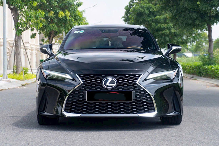 Tuy nhiên, sau bốn năm sử dụng, mức mất giá của Lexus IS 2021 chỉ vào khoảng 1 tỷ đồng, một con số được đánh giá là khá tốt đối với một mẫu xe hạng sang, nhất là khi đã ngừng bán chính hãng.