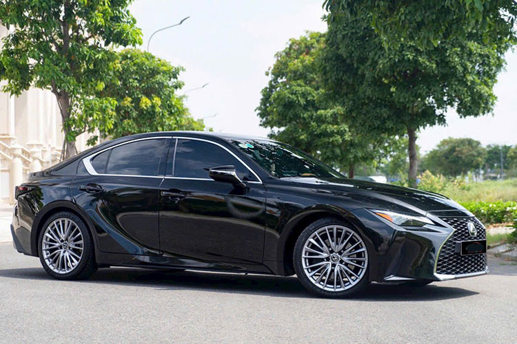 Theo thông tin từ người bán, chiếc Lexus IS 2021 đã qua sử dụng này lăn bánh khoảng 50.000 km và hiện có giá sang nhượng khoảng 1,7xx tỷ đồng. Thời điểm mở bán, giá xe Lexus IS 300 Luxury 2021 niêm yết 2,49 tỷ đồng. Sau khi tính toán chi phí lăn bánh, tổng số tiền mà chủ xe phải bỏ ra lên tới khoảng 2,8 tỷ đồng. 