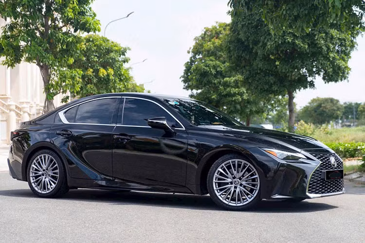 Theo thông tin từ người bán, chiếc Lexus IS 2021 đã qua sử dụng này lăn bánh khoảng 50.000 km và hiện có giá sang nhượng khoảng 1,7xx tỷ đồng. Thời điểm mở bán, giá xe Lexus IS 300 Luxury 2021 niêm yết 2,49 tỷ đồng. Sau khi tính toán chi phí lăn bánh, tổng số tiền mà chủ xe phải bỏ ra lên tới khoảng 2,8 tỷ đồng. 