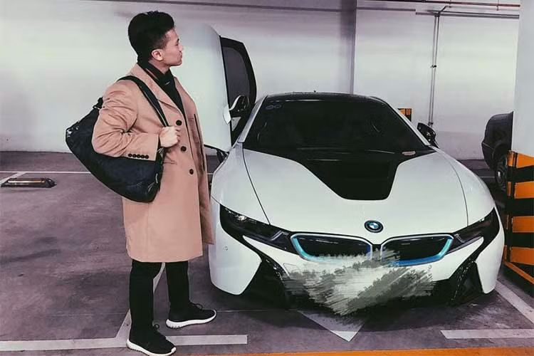 Mới đây, nhân vật đang trở thành tâm điểm của Hội con nhà giàu Việt trên Instagram là 1 thiếu gia sinh năm 1995 có tên Jade Nguyen, sinh ra tại Hà Nội và hiện đang là du học sinh năm cuối ngành Khoa học máy tính và Quản trị Kinh doanh tại New York, Mỹ.