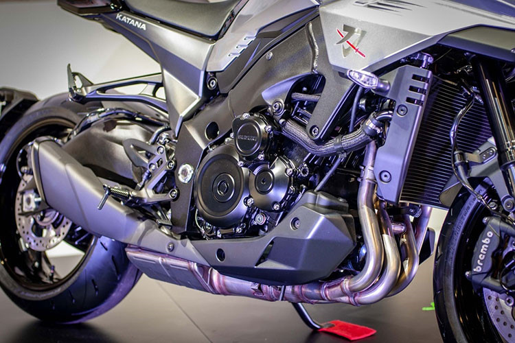 Cung cấp sức mạnh cho Katana 2019 là động cơ 4 xy-lanh thẳng hàng DOHC 999 cc chia sẻ từ GSX-R1000 đời 2005-2008. Tuy nhiên, động cơ này đã được cải tiến toàn diện để cho ra mô-men xoắn tốt hơn và vận hành trơn tru hơn. Nhờ vậy, Katana 2019 có công suất 148 mã lực và mô-men xoắn 108 Nm.