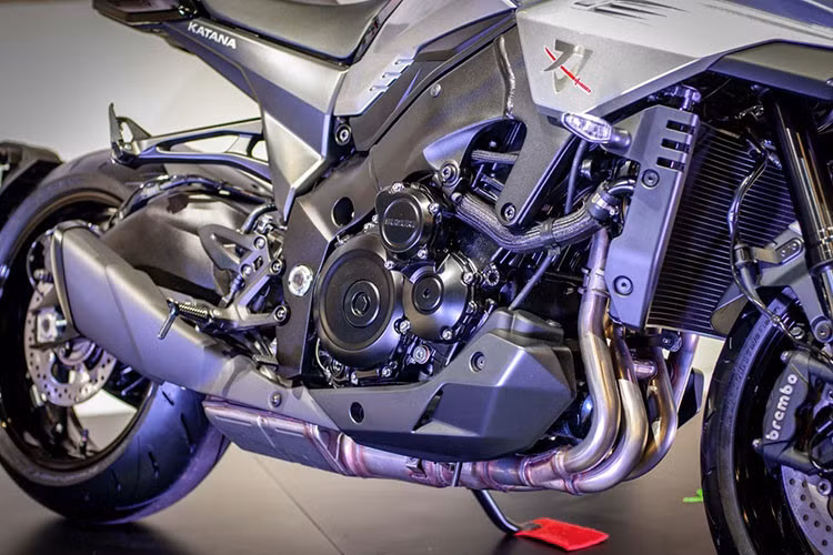 Cung cấp sức mạnh cho Katana 2019 là động cơ 4 xy-lanh thẳng hàng DOHC 999 cc chia sẻ từ GSX-R1000 đời 2005-2008. Tuy nhiên, động cơ này đã được cải tiến toàn diện để cho ra mô-men xoắn tốt hơn và vận hành trơn tru hơn. Nhờ vậy, Katana 2019 có công suất 148 mã lực và mô-men xoắn 108 Nm.