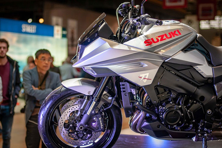 Suzuki Katana 2019 mới được trang bị giảm xóc trước dạng upside down của KYB với đường kính trụ 43 mm có thể điều chỉnh tải trọng. Phuộc sau cũng có thể tùy chỉnh được tải trọng. Hệ thống phanh đĩa phía trước sử dụng cặp kẹp phanh Brembo monoblock 4 piston chia sẻ từ chiếc GSX-R1000 đi kèm công nghệ ABS.