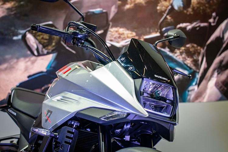 Ở đầu xe, Katana mới sở hữu thiết kế hình nêm, đèn pha hình vuông kết hợp với kính chắn gió thấp mang cảm hứng từ mẫu xe tiền bối. Toàn bộ hệ thống đèn chiếu sáng và tín hiệu trên xe đều sử dụng công nghệ LED.